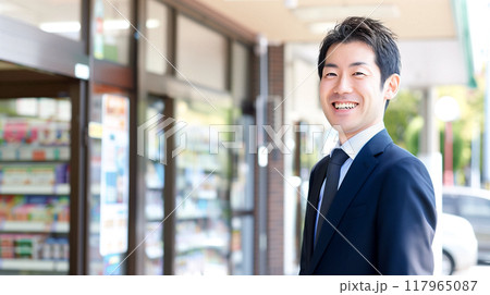 店舗の前に立つビジネスパーソン 117965087