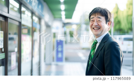 店舗の前に立つビジネスパーソン 117965089