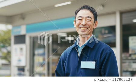 店舗の前に立つ店員 117965127