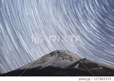 水ヶ塚公園から冬の富士山と星の軌跡 117965374