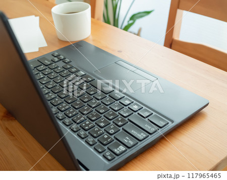テーブルの上に置かれたノートパソコン テーブルの上に置かれたノートパソコン 117965465