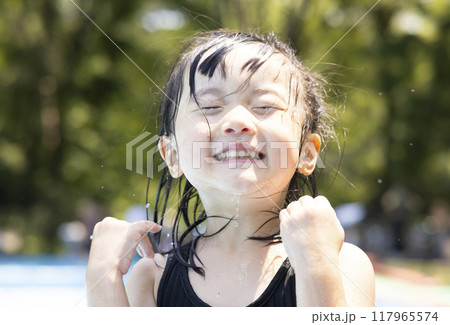 プールで水遊びを楽しむ女の子 プールで水遊びを楽しむ女の子 117965574