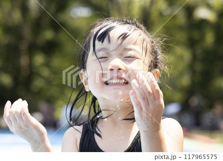プールで水遊びを楽しむ女の子 117965575