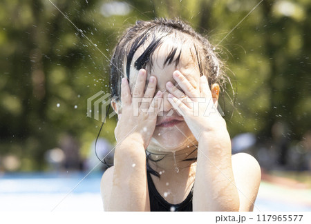 プールで水遊びを楽しむ女の子 プールで水遊びを楽しむ女の子 117965577