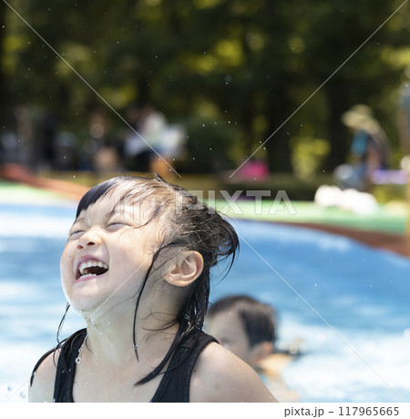 プールで水遊びを楽しむかわいい女の子 117965665