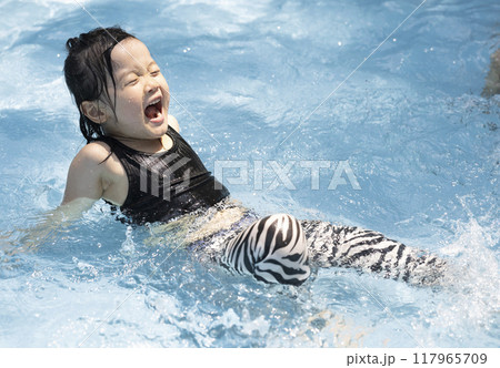 プールで水遊びを楽しむ女の子 117965709