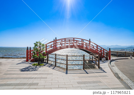 舘山寺の街並みと赤い橋の志ぶき橋(静岡県) 117965821