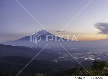 忍野村二十曲峠から夜明けの富士山 忍野村二十曲峠から夜明けの富士山 117965822