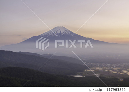 忍野村二十曲峠から夜明けの富士山 117965823