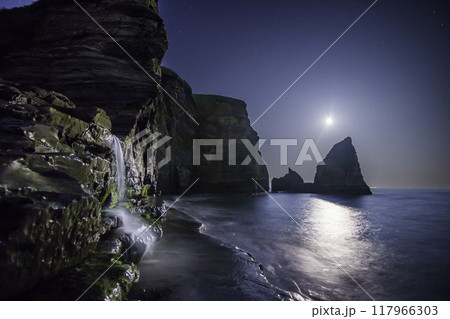 房総半島御宿大波月海岸から新月の星空と幻の滝 117966303