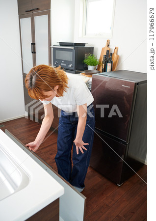 食器棚をあける女性 主婦 家事 料理 片付け 食器棚をあける女性 主婦 家事 料理 片付け 117966679