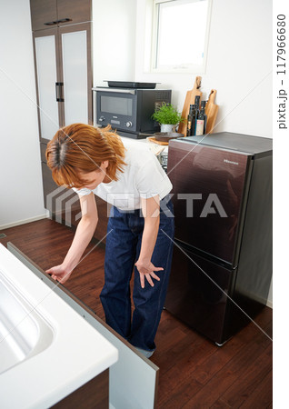 食器棚をあける女性　主婦　家事　料理　片付け 117966680