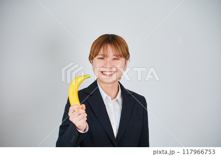 フルーツを持った笑顔の女性 117966753