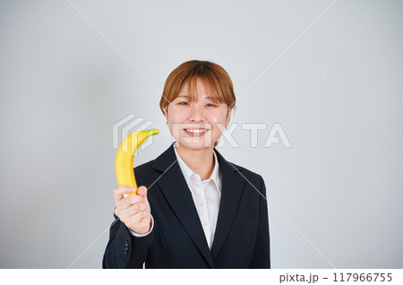 フルーツを持った笑顔の女性 117966755