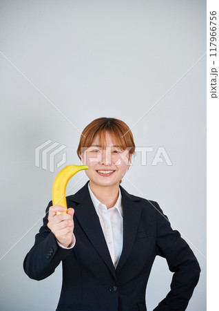フルーツを持った笑顔の女性 117966756