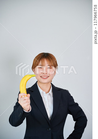 フルーツを持った笑顔の女性 117966758