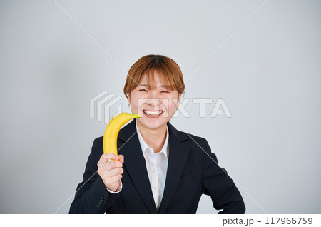 フルーツを持った笑顔の女性 117966759