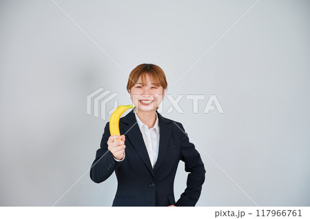 フルーツを持った笑顔の女性 117966761