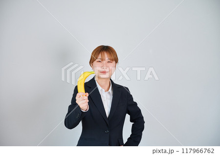 フルーツを持った笑顔の女性 117966762