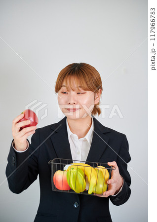 フルーツを持った笑顔の女性 117966783