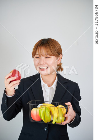 フルーツを持った笑顔の女性 117966784