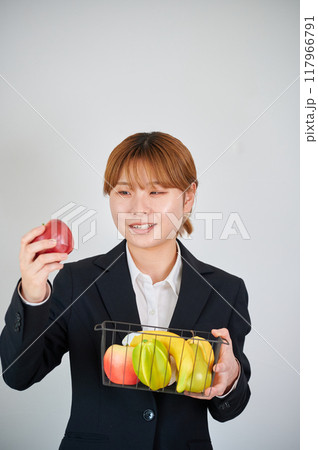 フルーツを持った笑顔の女性 フルーツを持った笑顔の女性 117966791