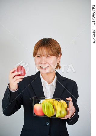 フルーツを持った笑顔の女性 フルーツを持った笑顔の女性 117966792
