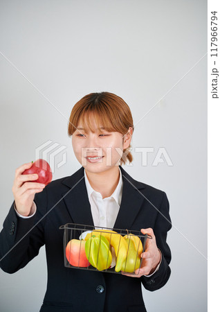 フルーツを持った笑顔の女性 フルーツを持った笑顔の女性 117966794