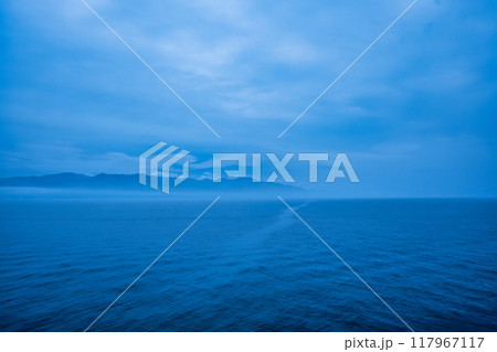 夜の海上から眺める陸地 117967117