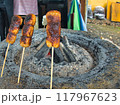 炭火で焼いた焼団子 117967623