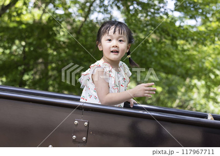 公園で遊ぶ可愛い女の子 117967711