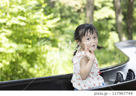 公園で遊ぶ可愛い女の子 117967749
