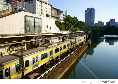 外濠と市ケ谷駅に停車中の中央・総武線各駅停車／JR東日本（東京都千代田区） 117967782