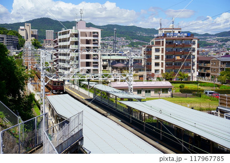 小林駅を出発する阪急電鉄今津線の車両（兵庫県宝塚市） 117967785