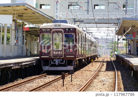 小林駅を出発する阪急電鉄今津線の車両（兵庫県宝塚市） 117967786