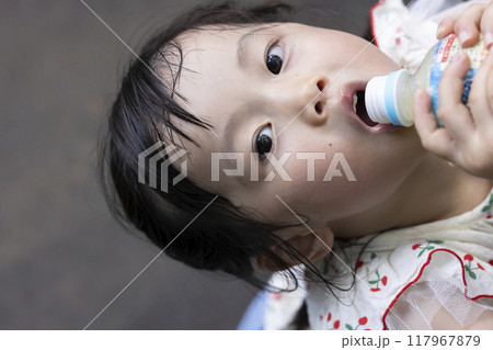 水分補給するかわいい女の子 水分補給するかわいい女の子 117967879