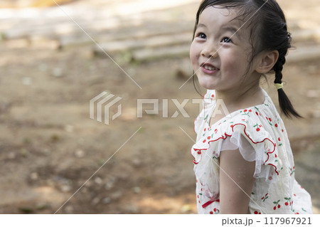 公園で遊ぶ可愛い女の子 117967921