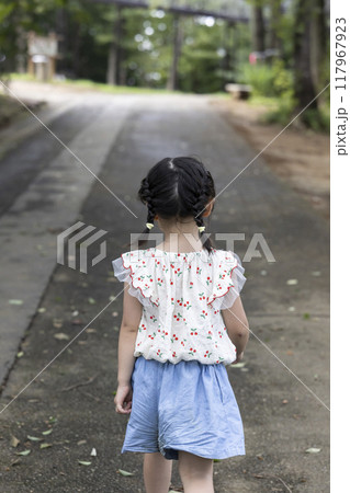公園で遊ぶ可愛い女の子 公園で遊ぶ可愛い女の子 117967923