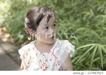 公園で遊ぶ可愛い女の子 117967927