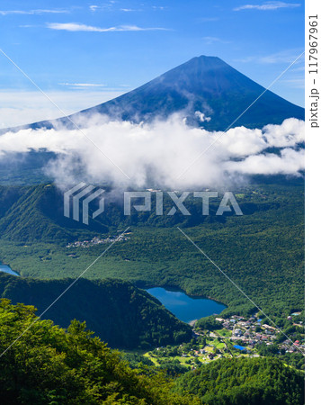 夏の富士山と青空の絶景（山梨県・王岳より） 117967961