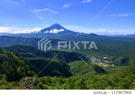 夏の富士山と青空の絶景（山梨県・王岳より） 117967966