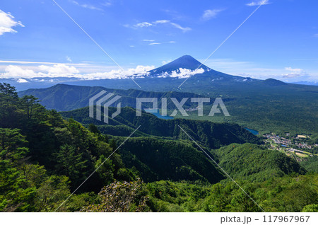 夏の富士山と青空の絶景（山梨県・王岳より） 117967967
