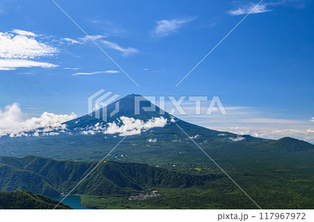 夏の富士山と青空の絶景（山梨県・王岳より） 117967972