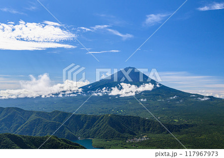 夏の富士山と青空の絶景(山梨県・王岳より) 夏の富士山と青空の絶景(山梨県・王岳より) 117967973