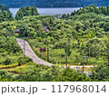 峠から見る新緑の山並み 117968014