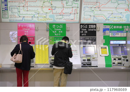 切符を買う外国人旅行者 インバウンドの旅行客 切符を買う外国人旅行者 インバウンドの旅行客 117968089