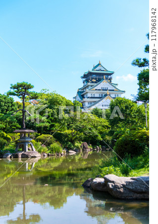 大阪城、本丸広場南西の日本庭園から天守閣を望む景色 117968142