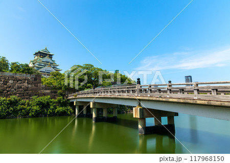 大阪城、極楽橋東側から天守閣を望む景色 117968150
