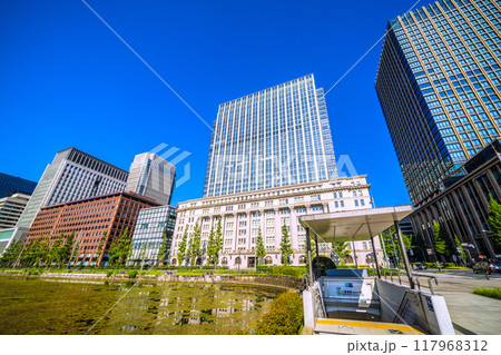 日本の東京都市景観 二重橋前(丸の内)駅出入口2や馬場先門などを望む 日本の東京都市景観 二重橋前(丸の内)駅出入口2や馬場先門などを望む 117968312