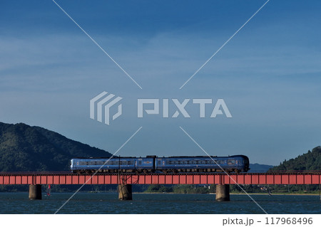 由良川橋梁を渡る京都丹後鉄道「丹後の海」 117968496